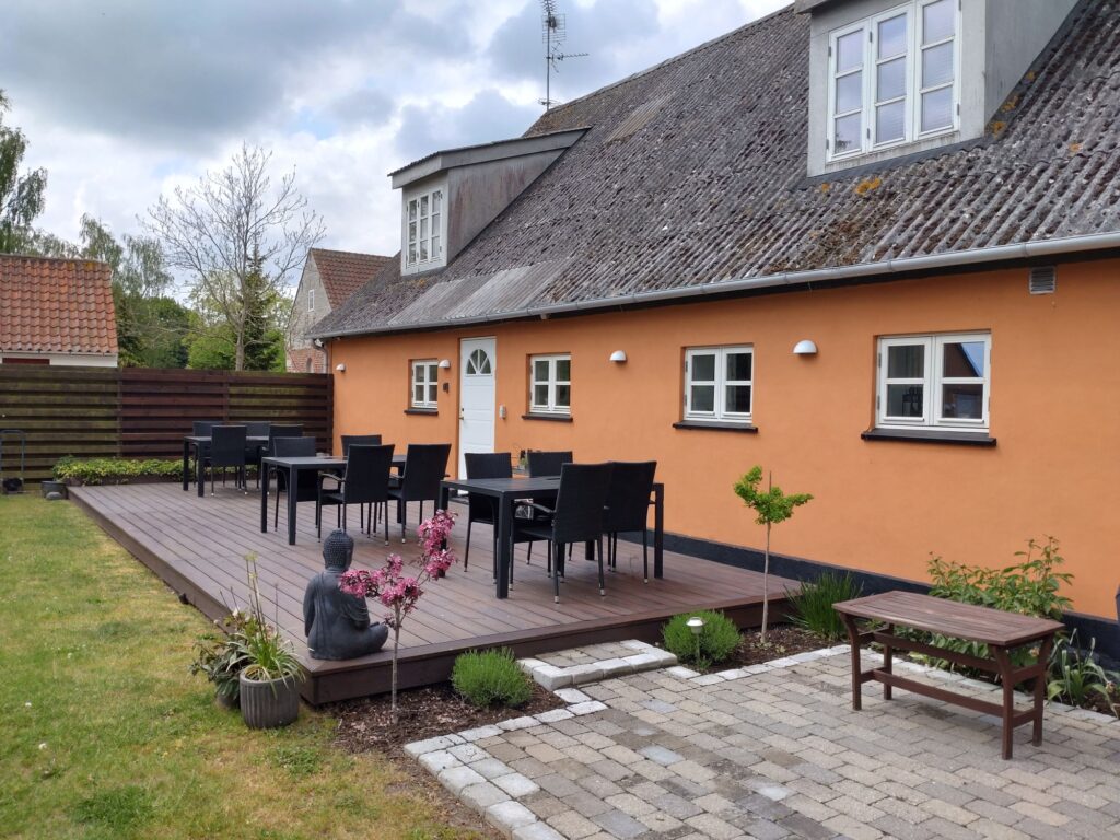 Akaciegaarden Bed & Breakfast - terrasse og have